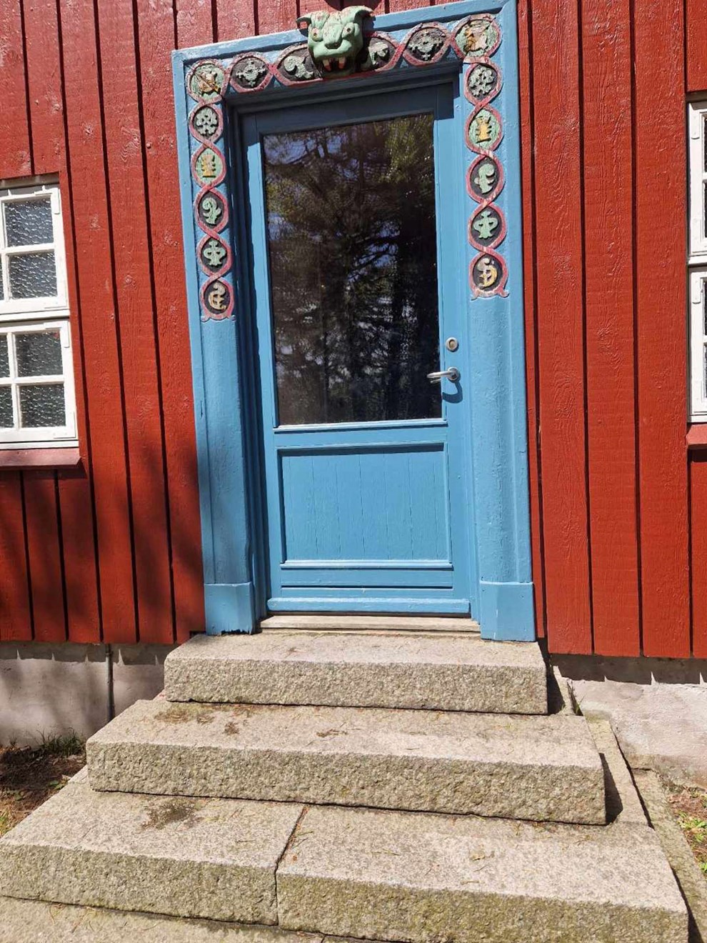 Dagens billede: Farverig dør i feriekoloni på Sydbornholm Dagens billede: Farverig dør i feriekoloni på Sydbornholm