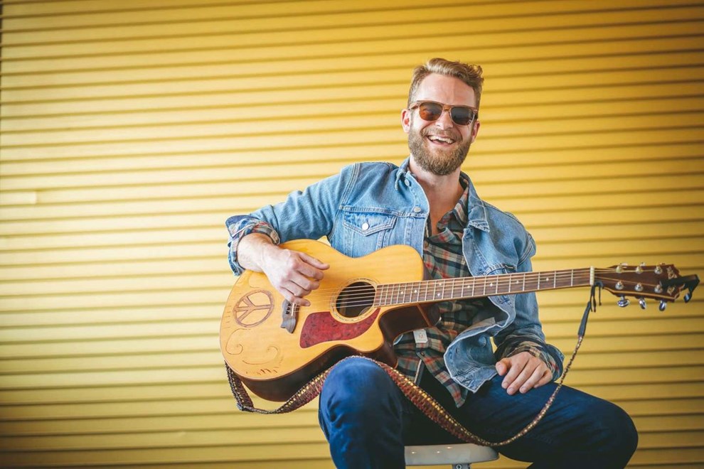 Amerikansk sangskriver g�ster Hasle