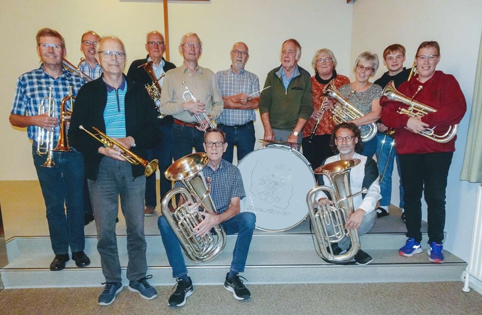 Bl�seorkester spiller i kirke