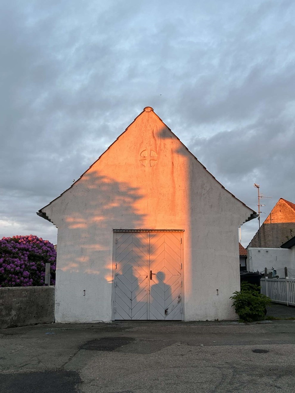 Dagens billede: Solnedgang ved Gudhjem kirke