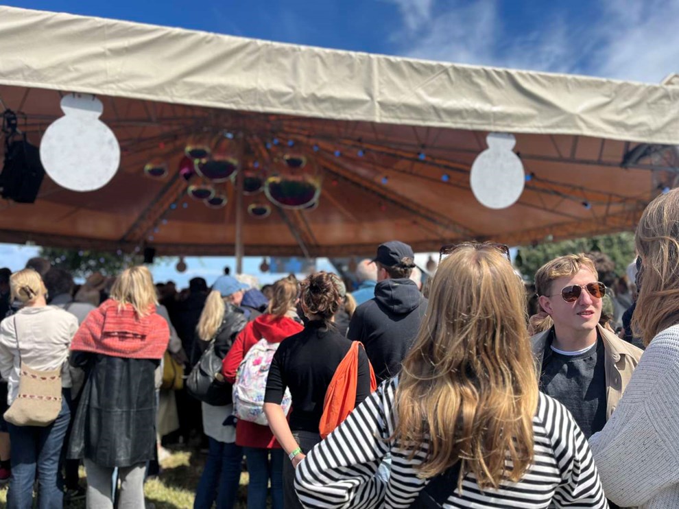 Folkem�det opruster antallet af frivillige: 'En mere tjekket oplevelse som g�st'