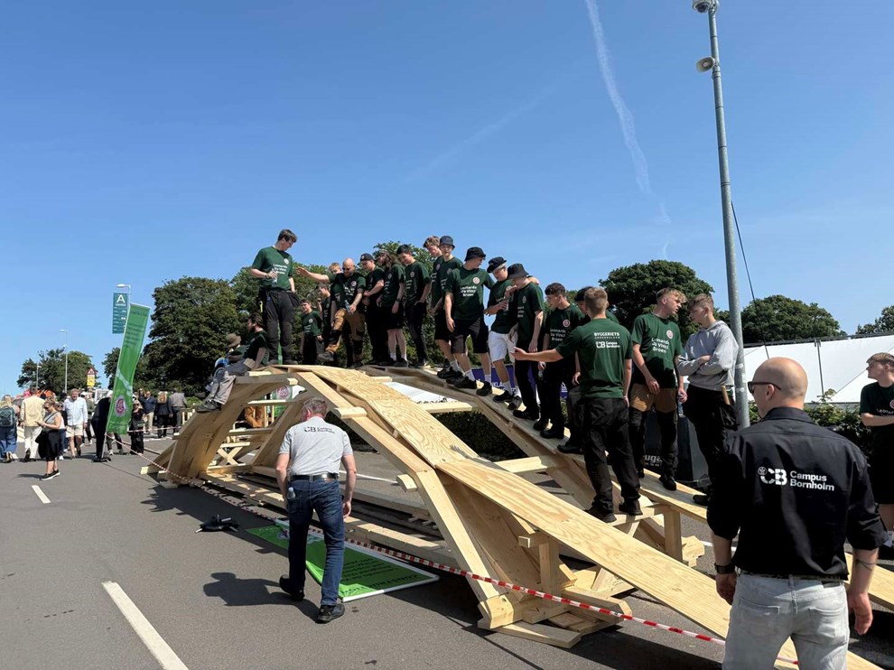 Dagens billede: Der bliver bygget stabile broer p� Folkem�det