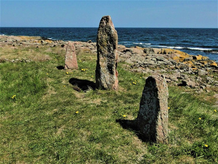 De tre mindesten over dr&aelig;bte bornholmere ved Malkv&aelig;rnskanse