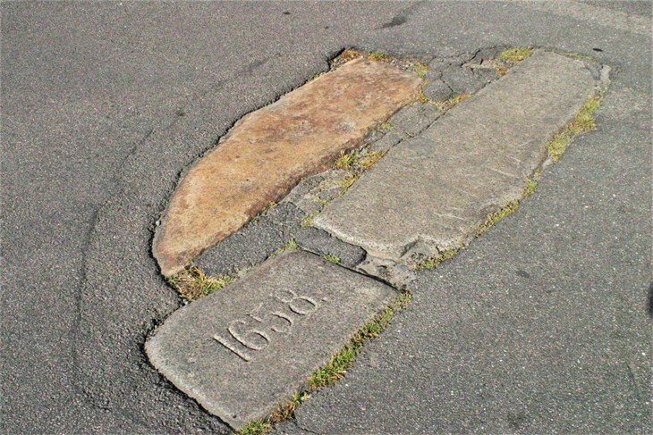 De tre granitsten i den asfalterede Storegade viser drabsstedet i 1658