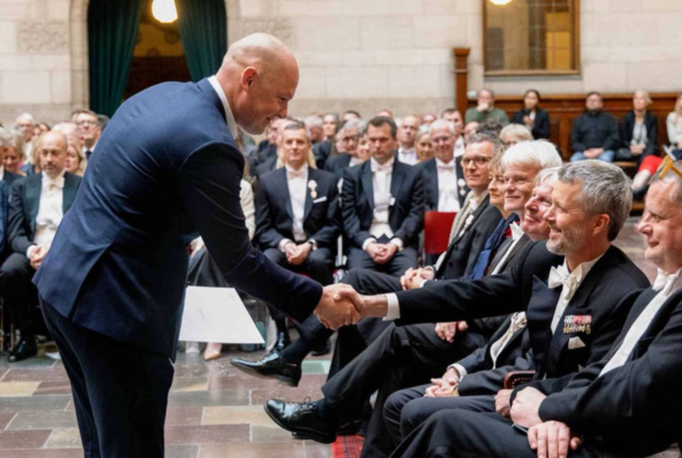 Martin blev bel�nnet med kongeligt h�ndtryk 