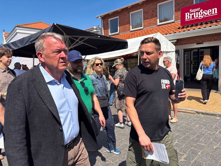 P&aring; vejen til debat bliver udenrigsministeret konfronteret med beslutningen om at lade USA oprette millit&aelig;rbaser i Danmark og hele sceancen bliver livestreamet. Lars L&oslash;kke Rasmussen affejer kontant - og lettere irriteret sp&oslash;rgsm&aring;lene.