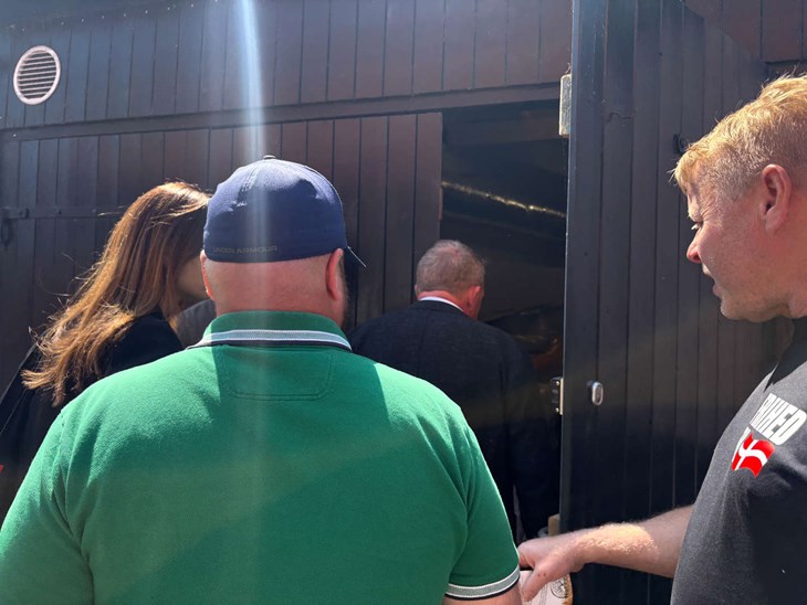 Omgivet af r&aring;dgivere skynder Lars L&oslash;kke sig backstage inden debat hos Rasmussen Global. &ndash; Det var rart at komme herind, fort&aelig;ller L&oslash;kke til debattens moderator og til tidligere statsminister Anders Fogh.