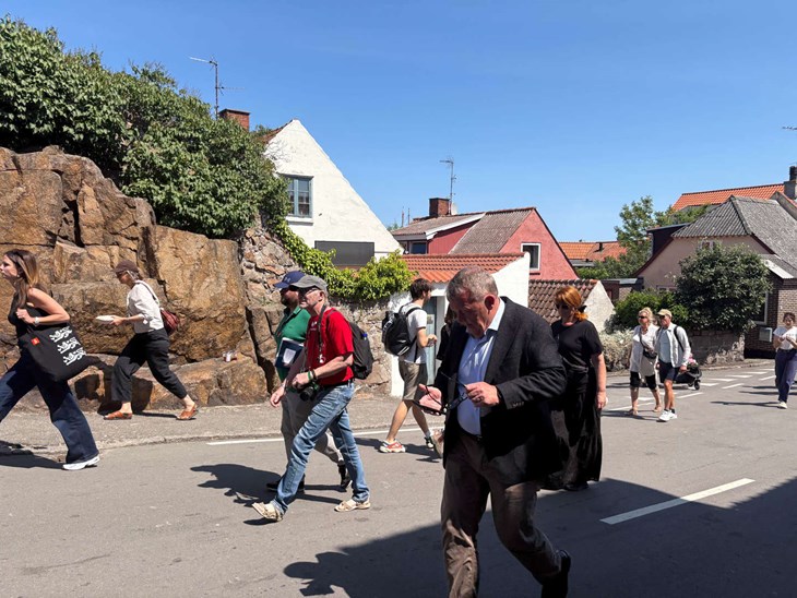 Efter en veloverst&aring;et debat er det med fuldfart videre til hovedscenen, hvor Lars L&oslash;kke som formand for moderaterne skal holde tale. Tidenes journalist noterer sig, at udenrigsministeren har en imponerende evne til at finde vej og undg&aring; sammenst&oslash;d med blikket stift rettet mod telefonen.