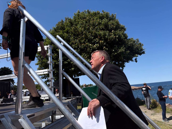Udenrigsministeren n&aring;ede backstage til hovedscenen med et par minutter til overs. Der var dog ikke l&aelig;nge til at tr&aelig;kke vejret inden han gik mod scenen.