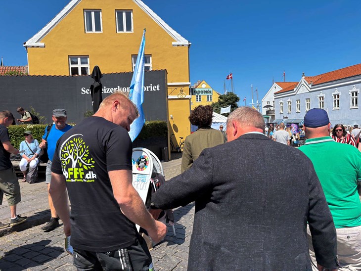 P&aring; vejen bliver L&oslash;kke stoppet. &ndash; Hej Lars, lang tid siden. Du har tabt dig, lyder &aring;bningen. Helt s&aring; nemt slipper udenrigsministeren dog ikke.