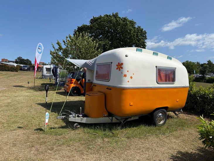 Kaj fra Sk&aelig;lsk&oslash;r k&oslash;rer orange &ndash; b&aring;de n&aring;r det g&aelig;lder bil og campingvogn. Foto: Holger Larsen