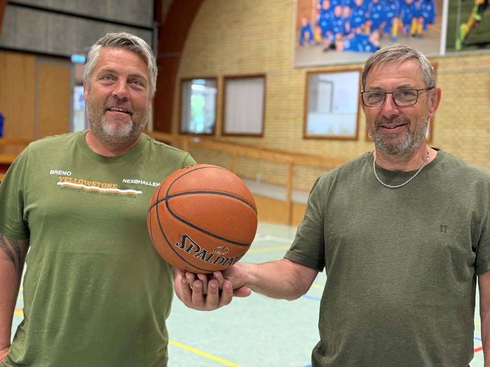 Giver bolden videre til den nye halinspektør Giver bolden videre til den nye halinspektør