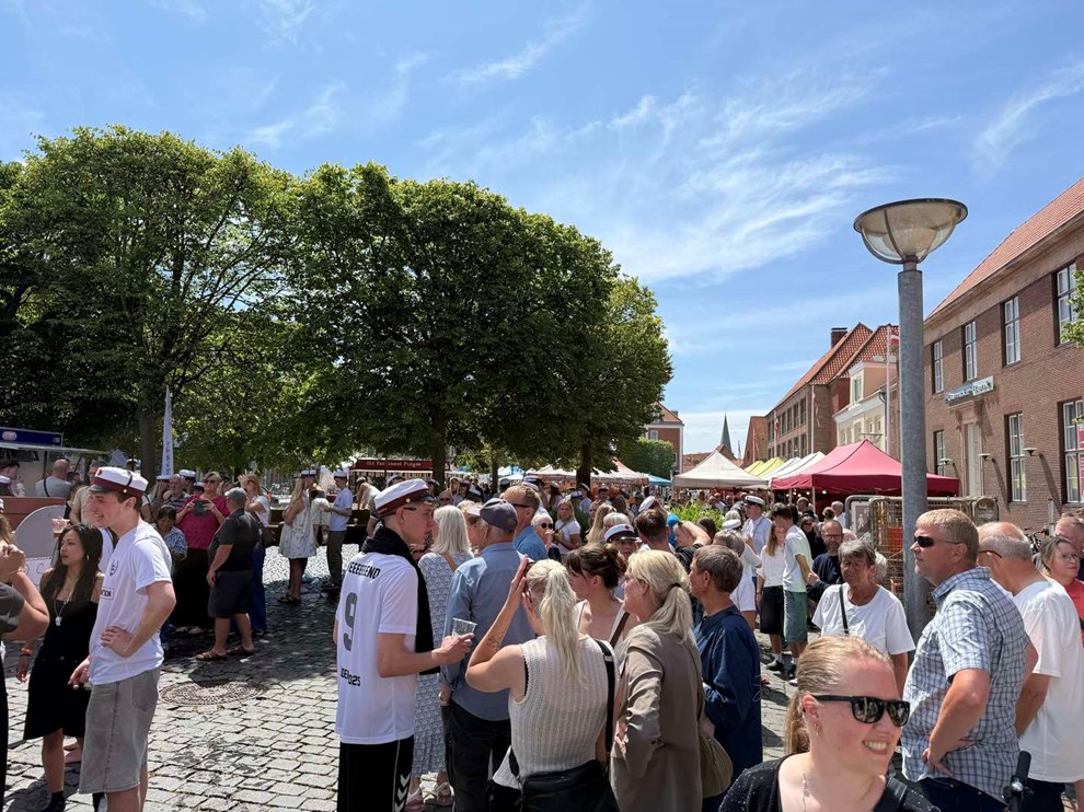 Se billeder fra fadl og studentersang p torvet