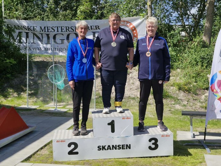Tina Nielsen fik s&oslash;lv i senior dame. Foto: Minigolf Klubben R&oslash;nne 