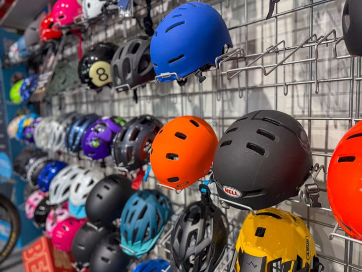 Det er ikke cykler, der bliver solgt mest af hos Aakirkeby Cykler. Foto: Sarah Thun Kristensen