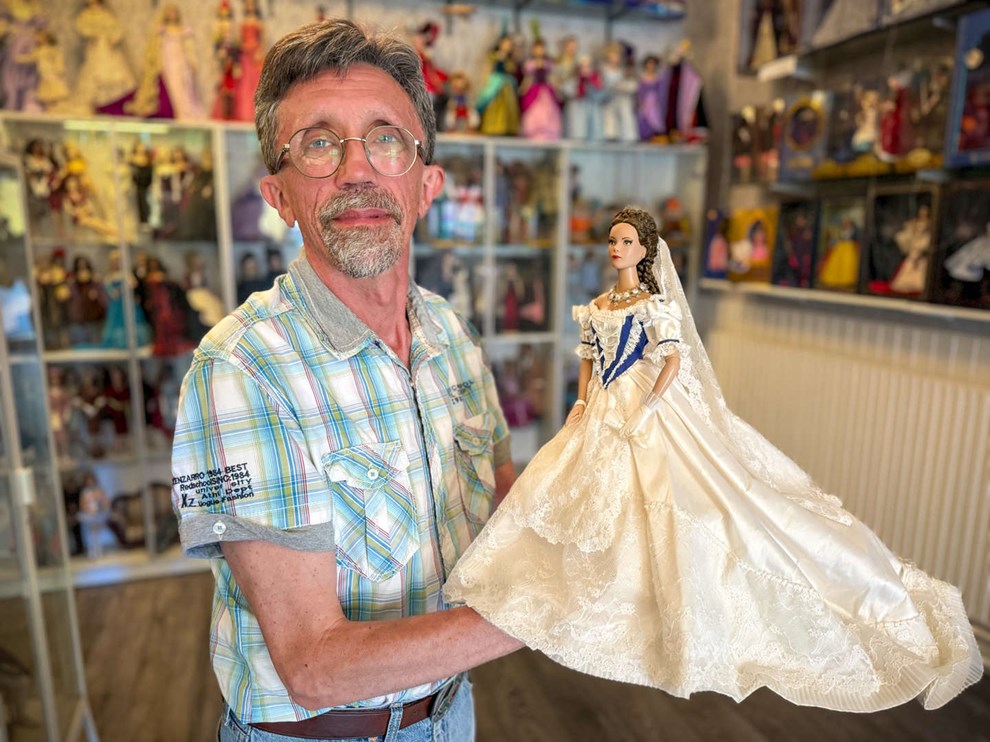 Galleri med 1000 dukker bner i Rnne: 'Det er mit tilflugtssted'