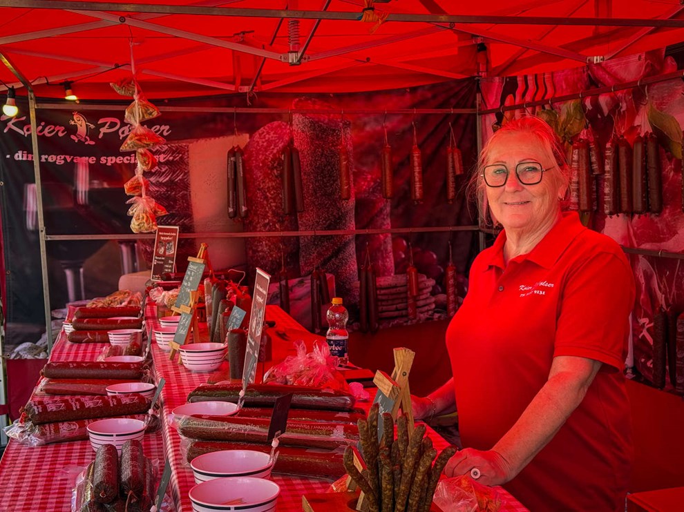 Heidi sælger spegepølser: 'Øen er fantastisk' Heidi sælger spegepølser: 'Øen er fantastisk'
