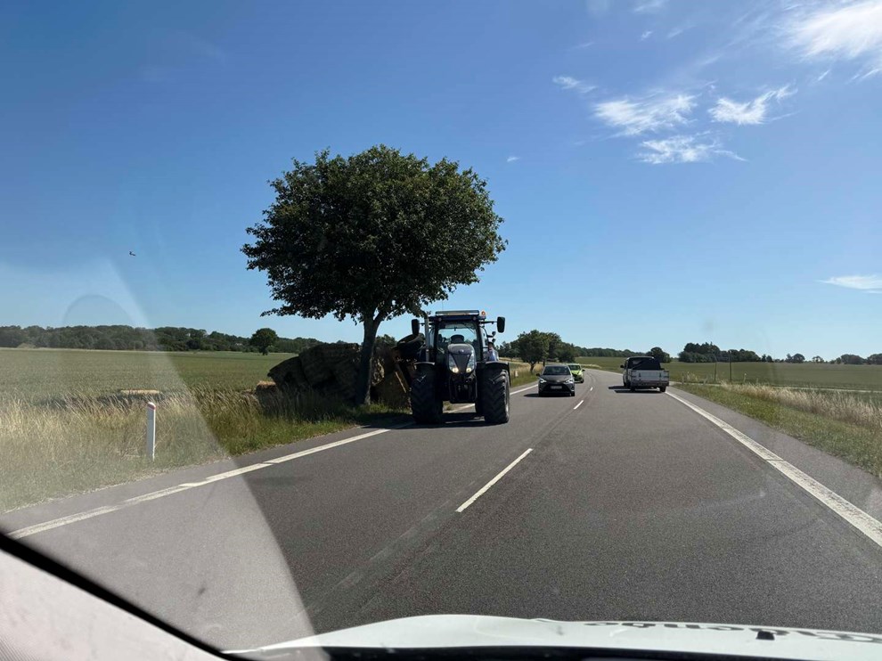 Se billede: V�ltet traktorvogn gav trafikproblemer 