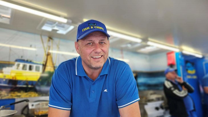 N&aring;r Patrick ikke rejser rundt med sit madmarked, lytter han til sin &aelig;ldste s&oslash;ns udskejelser p&aring; trommerne. Foto: S&oslash;ren Strandman-M&oslash;ller
