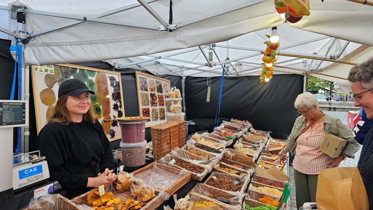 Ungarske Bette pr&aelig;senterede et udvalg af mindst 50 slags t&oslash;rrede frugter, fransk nougat og mandler i alle varianter for alle de k&oslash;belystne. Foto: S&oslash;ren Strandman-M&oslash;ller