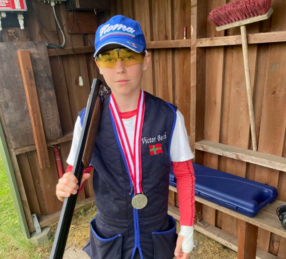 Ung skytte vender hjem med medalje