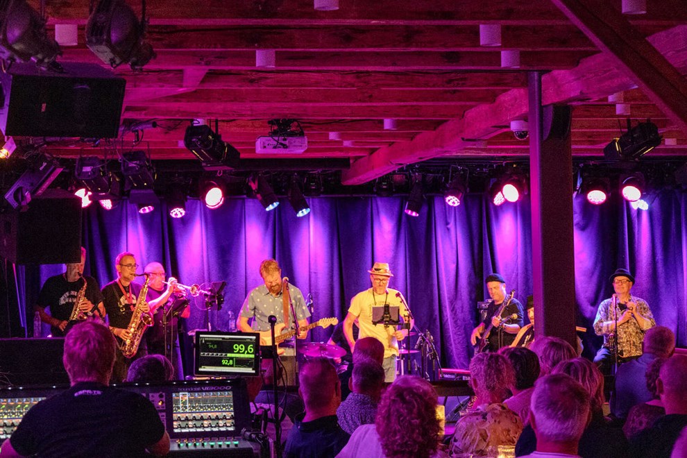 Frankie Sixfinger flyttede festen indend�rs