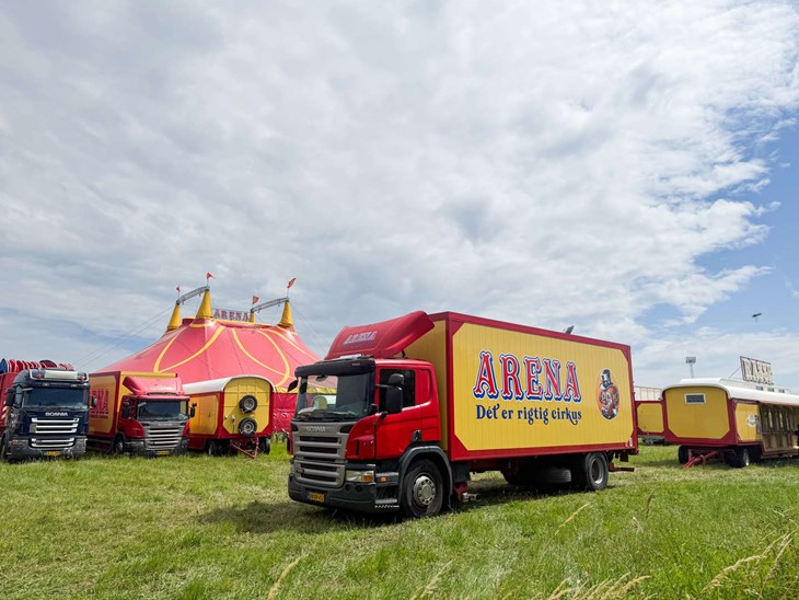 S&oslash;ndag indtog Cirkus Arena det tidligere landsst&aelig;vnestadion i R&oslash;nne. I de n&aelig;ste dage spiller cirkusset i Hasle, Svaneke, Nex&oslash; og Aakirkeby. Foto: Henrik Nielsen
