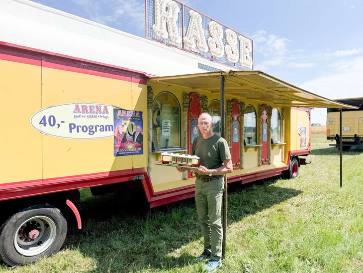Mogens S&oslash;rensen foran Cirkus Arenas kassevogn, som han har bygget en model af til cirkusdirekt&oslash;r Benny Berdino. Foto: Henrik Nielsen