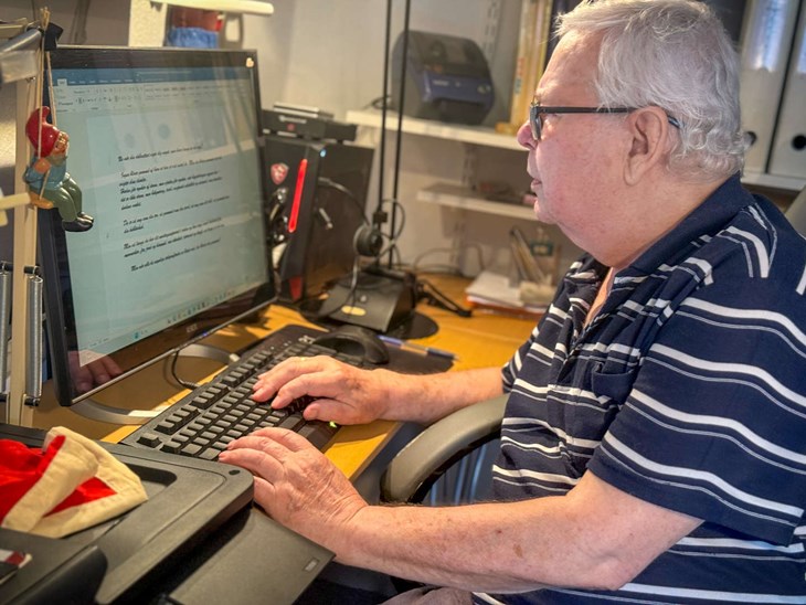 Niels Tue Pedersen har nedskrevet minderne p&aring; sin computer hjemme hos ham selv i R&oslash;nne.