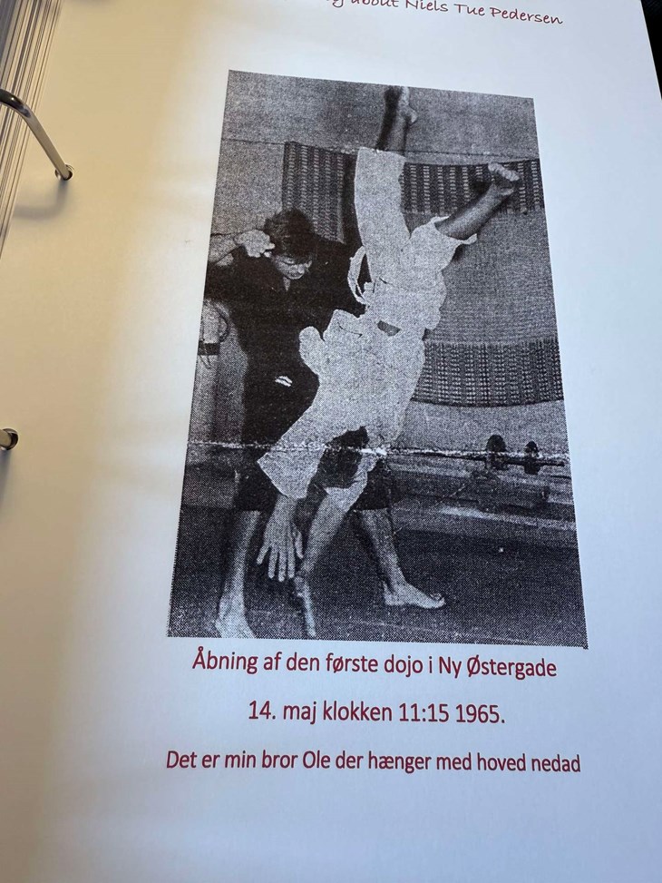 Niels Tue Pedersen &aring;bnede sin f&oslash;rste dojo p&aring; Bornholm i 1965 i et gammelt malerv&aelig;rksted.