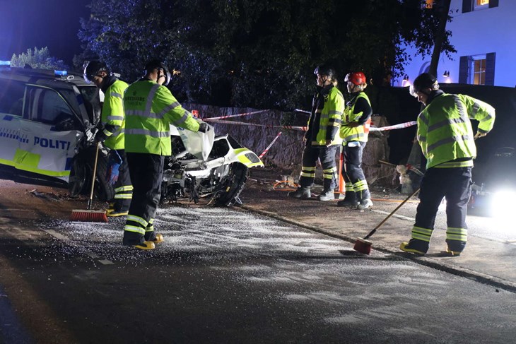 Bornholms Brandv&aelig;sen havde flere opgaver i forbindelse med uheldet, hvor der blev l&aelig;kket en del motor- og gearolie. Foto: Presse-fotos.dk