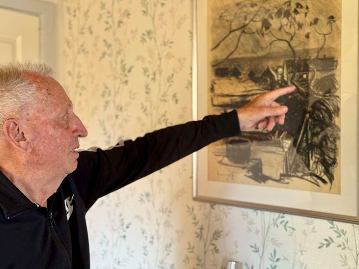 &ndash; Der voksede jeg op, peger Gert Hansen p&aring; et af de mange Henning K&oslash;ie-billeder, som h&aelig;nger i hans og Stella Bockelunds hjem. Foto: Holger Larsen