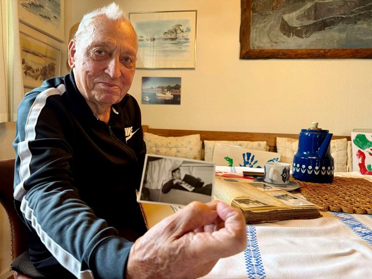 Gert Hansen har tidligere spillet meget harmonika. &ndash; Det l&aelig;rte vi os p&aring; &oslash;en. Nu kan jeg ikke spille l&aelig;ngere, siger han. Foto: Holger Larsen