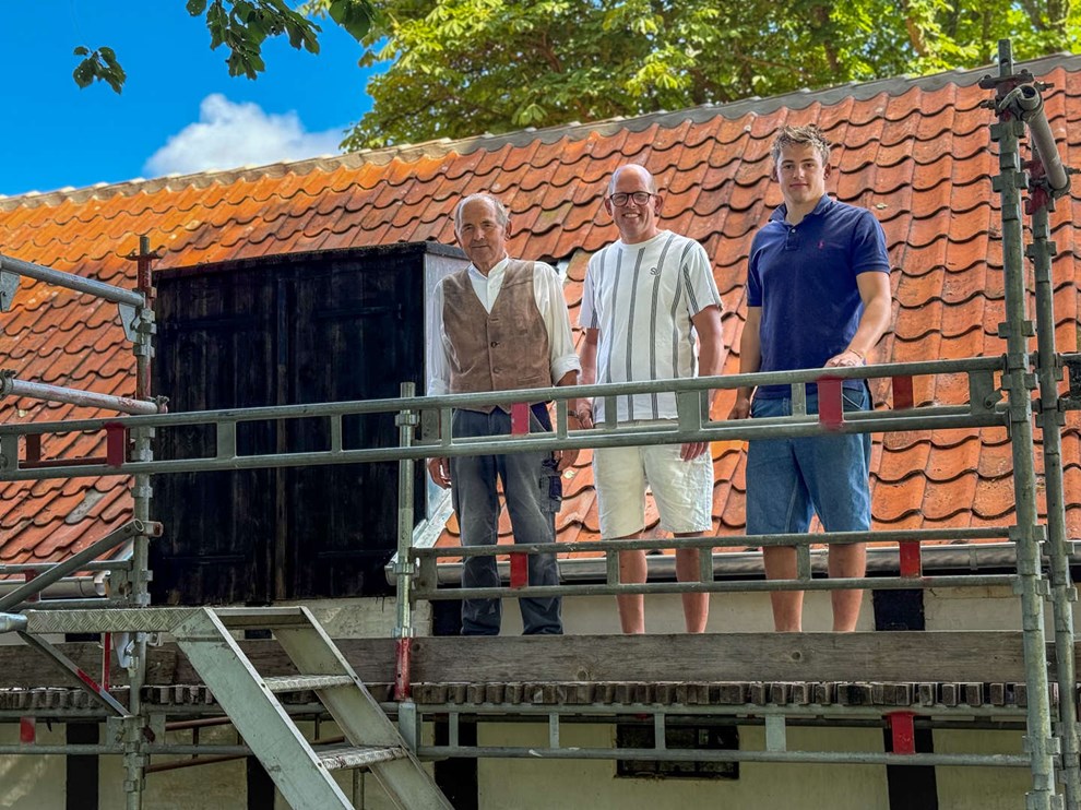 Tre generationer på en stor opgave: 'Man kniber sig i armen' Tre generationer på en stor opgave: 'Man kniber sig i armen'