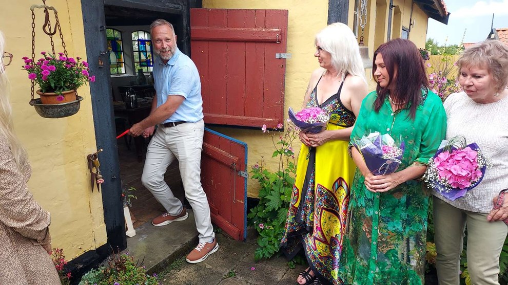 Fra skybrud til solskin for en fernisering