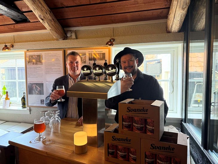 Tim Stender (tv) og Peter Schr&oslash;der bag baren, der sk&aelig;nker den nye &oslash;l, Stenders, ved 25 &aring;rs jubil&aelig;et i Svaneke Bryghus. Arkivfoto: Frida Flinch