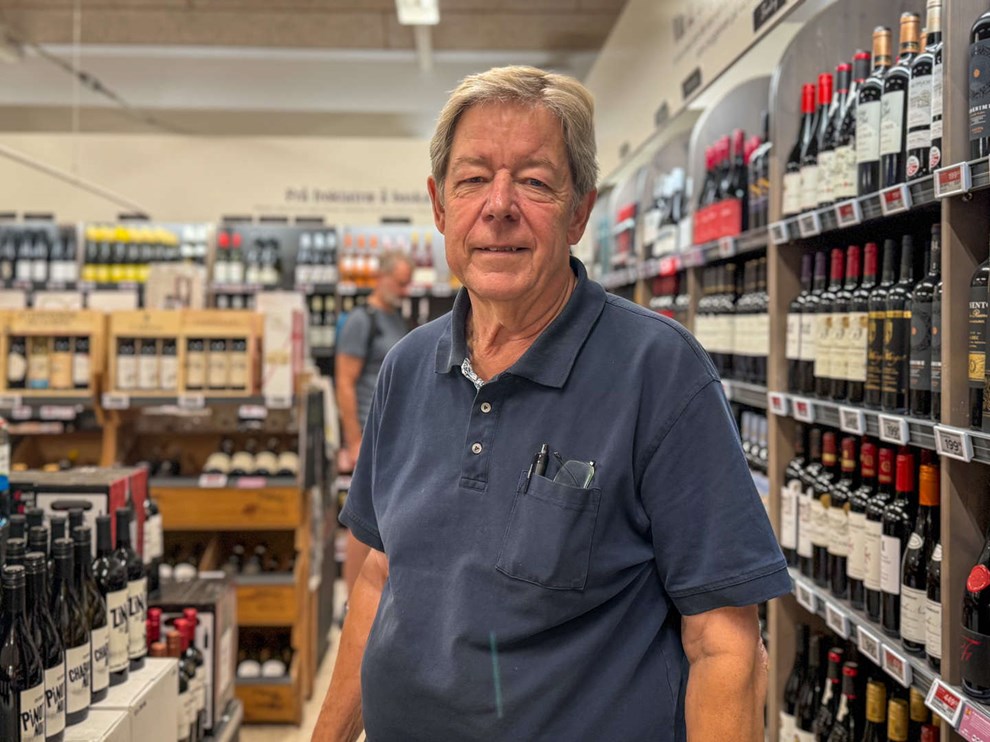 Jørgen på 75 år er ungarbejder i Brugsen Jørgen på 75 år er ungarbejder i Brugsen