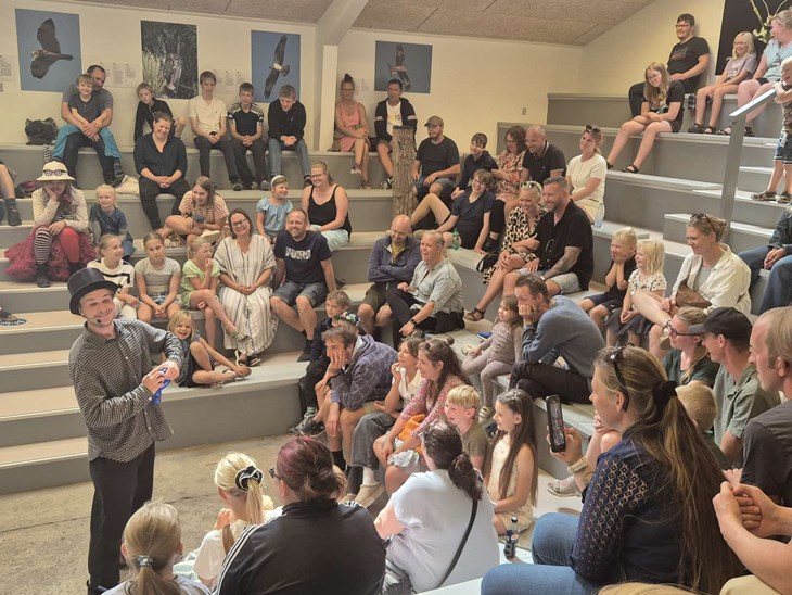 Inden familierne tog hjem, blev de underholdt af en naturtryllekunstner. Eget foto
