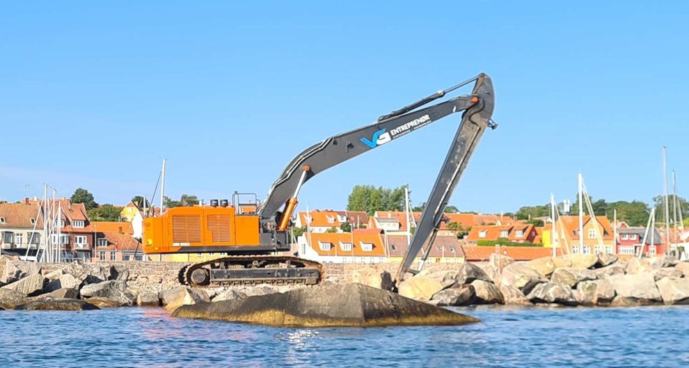 Dagens billede: Stor gravko reparerer dkmolen i Allinge