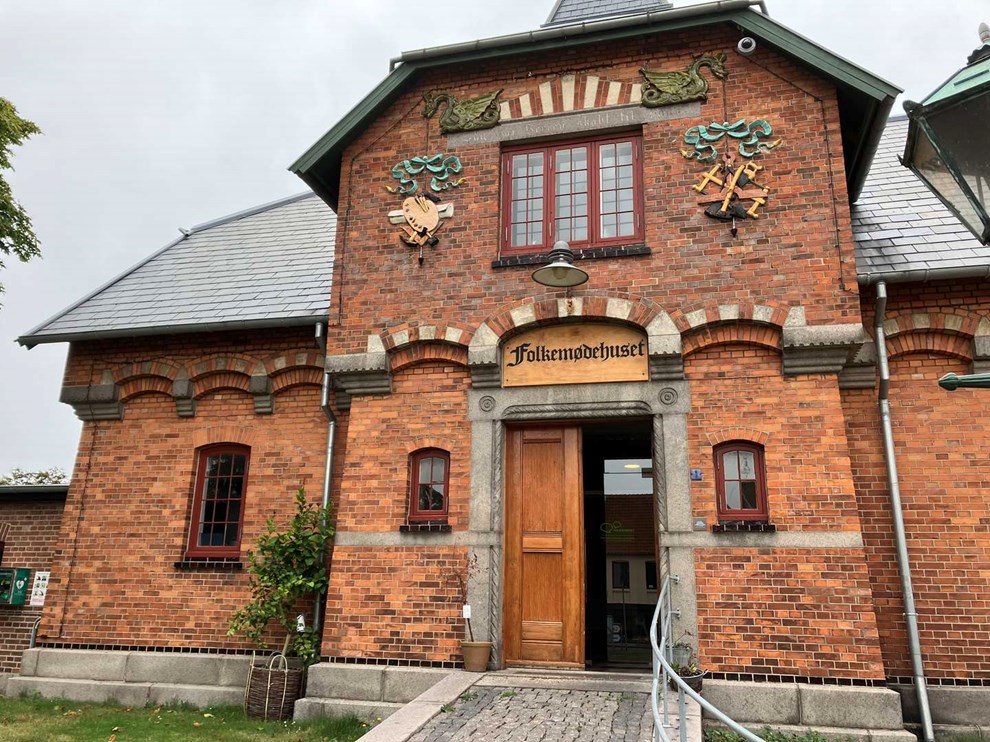 Dialog med allingeboerne efter �rets folkem�de