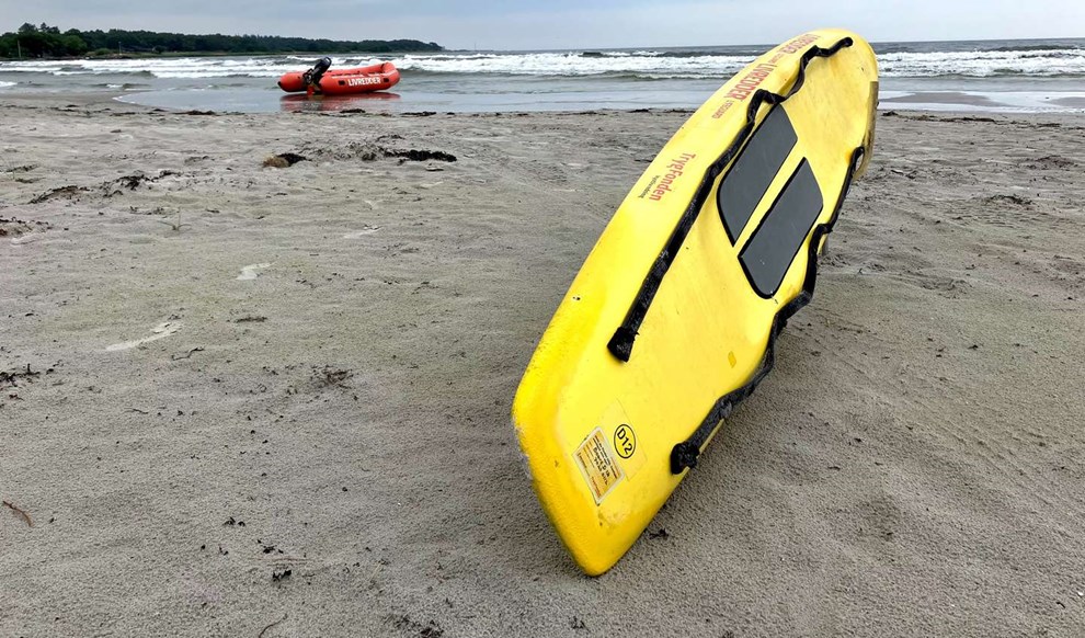 Livreddere i aktion: Kvinde fanget i fralandsvind