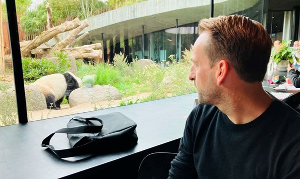Gudhjem-dreng med succes: 'Vi har ingen havudsigt, men vi har en panda'