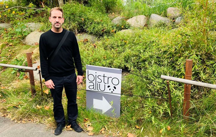 Denne vej til bistroen, viser Casper J. Johansen. 