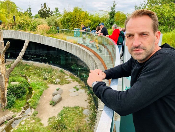 Heroppefra kan man se ned til hanpandaens daglige territorium og vinduerne ind til Birsto Ailu. Ud for Casper J. Johansens h&aelig;nder ser man de sten, som pandaen nogle gange f&aring;r serveret sin bambus p&aring;, hvilket betyder, at han sidder og spiser lige p&aring; den anden side af ruden i forhold til bistroen g&aelig;ster.