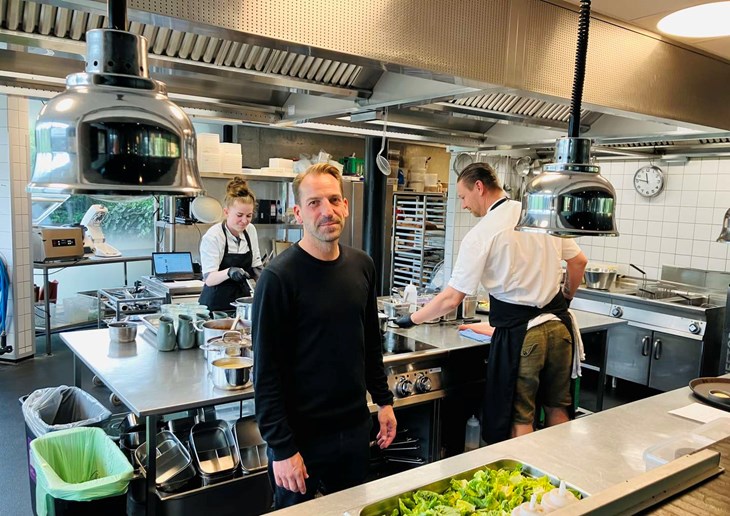 Casper J. Johansen i Bistro Ailus travle k&oslash;kken.