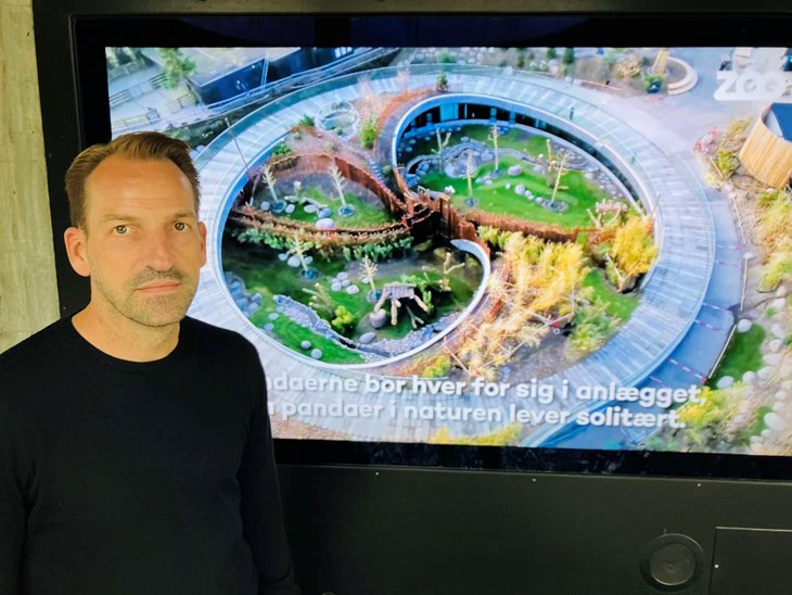 Arkitekt Bjarke Ingels pandaanl&aelig;g, som &aring;bnede i april 2019, set fra oven p&aring; en sk&aelig;rm, som viser en video om pandaerne her ved Casper J. Johansens Bistro Ailu.