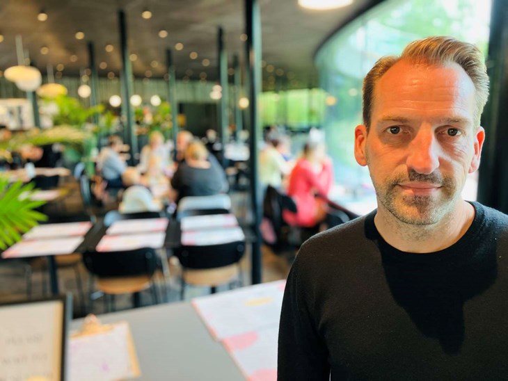 Bag Casper J. Johansen ses nogle g&aelig;ster, som har sat sig lige ved ruderne ud til pandaens territorium. 
