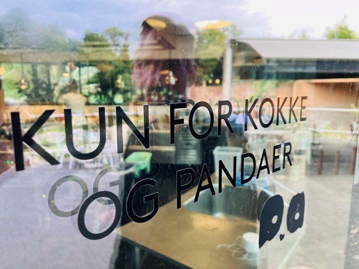 "Kun for kokke og pandaer" st&aring;r der p&aring; d&oslash;ren ind til k&oslash;kkenet ude fra terrassen.