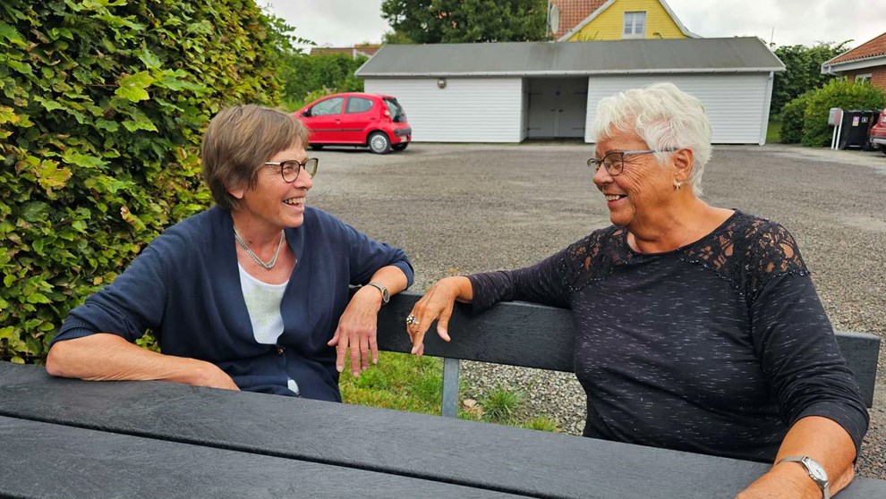 Mød Birgit og Annie på den særlige bænk i Nyker Mød Birgit og Annie på den særlige bænk i Nyker