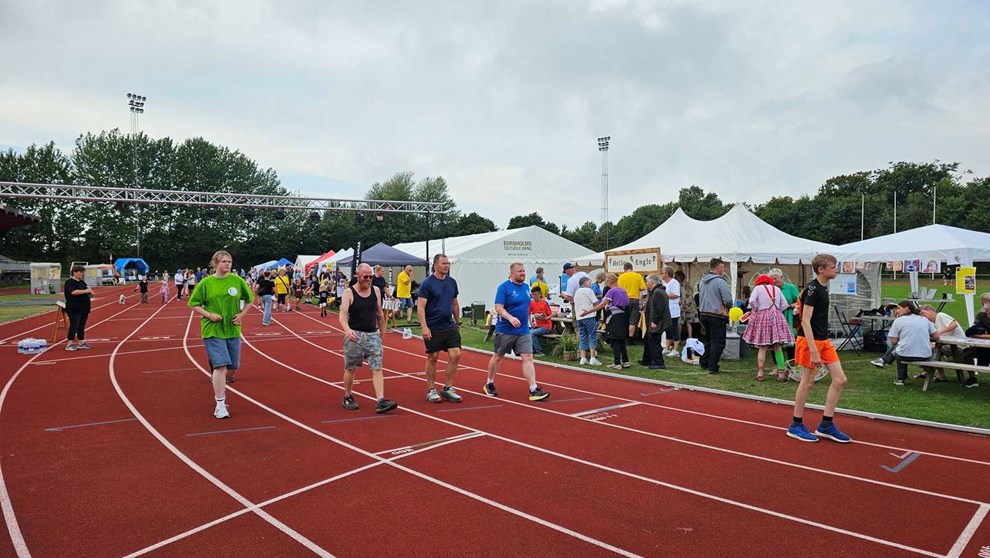 Fuld gang i stafetten - de vandrer hele natten